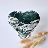 Grote druzy mosagaat hart op metalen standaard, groen-witte kleuren en glanzende textuur