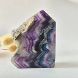 Candy fluoriet sculptuur met ruwe rand; paarse, groene en blauwe banding, 345 g, Moonlight Gemstones.