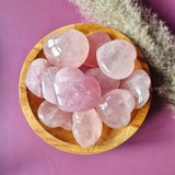 Rozenkwarts harten, handgeslepen (5–7 cm), roze stenen in houten schaal (12 stuks)