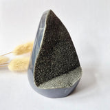 Druzy Agaat geode uit Uruguay, 447 g, Moonlight Gemstones, met glinsterende zwarte druzy en blauwgrijze buitenkant