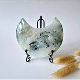 Edelsteen Mosagaat Maan op Standaard – Moonlight Gemstones, druzy patronen, groene tint, 328g
