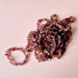 Kristallen Aardbeienkwarts edelsteen chips armband in roze tint