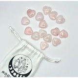 Mini Hart Rozenkwarts zaksteen zorgensteen; pink rose quartz heart stones with Moonlight Gemstones logo drawstring bag.
