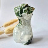 Mosagaat vrouwenbeeldje 8 cm (#23) – handgeslepen edelsteen carving