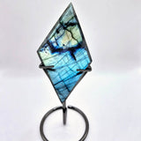 Labradoriet edelsteen ruit op metalen standaard, blauwgroene iridescentie — Moonlight Gemstones