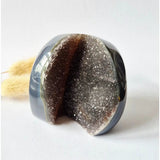 Druzy agaat geode uit Uruguay, 410 g, halve geode met donkergrijze kristallen en blauwe buitenkant