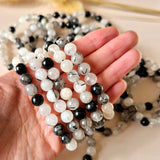 Edelsteen armband met 8mm ronde kralen in wit en grijs met zwarte inclusies