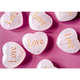 Wenskaart LOVE Rozenkwarts Hart Edelsteen, 7 pink rose quartz hearts with gold Love text.