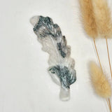Edelsteen Veer Carving Mosagaat, ca. 10 cm, translucent with dark green inclusions