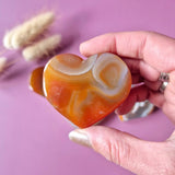 Edelsteen Carneool Fire Agate heart pendant by Moonlight Gemstones, orange and cream swirls, ~5 cm