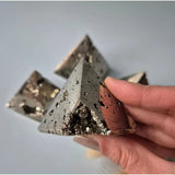 Hoge Kwaliteit Edelsteen Pyriet Piramide 4-5cm – Natuurlijke Druzy & Metallic Glans