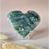 Hartvormige groenblauwe mosagaat druzy op metalen standaard, Moonlight Gemstones #122, 130–150 g