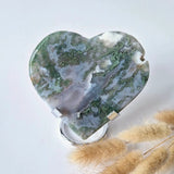 Grote drusy mosagaat hart op metalen standaard; groen/grijs patroon met witte accenten