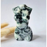 Mosagaat vrouwenbeeldje, 8 cm, handgeslepen edelsteen sculptuur met groen-witte marmering