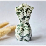 Mosagaat vrouwenbeeldje van Moonlight Gemstones, 8 cm, handgeslepen edelsteen.