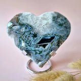 Hartvormige mosagaat druzy edelsteen op metalen standaard; blauwgroene aderen, 242 g