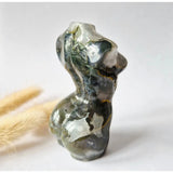 Mosagaat vrouwenbeeldje 8 cm (#41) – handgeslepen edelsteen carving