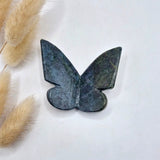 Edelsteen Vlinder 6x5 cm van Ruby in Fuchsite, Moonlight Gemstones, UV-reactief, donker blauwgroene steen