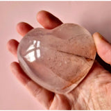 Moonlight Gemstones Grote fire quartz hart edelsteen; doorzichtig roze kwarts met hematoide insluitsels, in hand gehouden