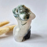 Mosagaat vrouwenbeeldje 8 cm (#32) – handgeslepen edelsteen carving