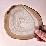 Edelsteen Druzy Agaat Schijf op Standaard; 11–14 cm geode met witte kristallen, Moonlight Gemstones