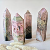 Moonlight Gemstones XL Rhodoniet Toren in roze en zwart, vier kristalpunten.