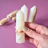 Edelsteen Afghan Jade Toren, 3 pcs, 8–10 cm each, cream-white jade with rust band, Moonlight Gemstones