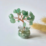 Mini Edelsteen Money Tree (5 cm) with green gemstone chips on copper wire branches in a glass vase.