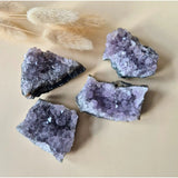 Edelsteen Amethist Cluster (50–80g) Moonlight Gemstones — five purple amethyst crystal clusters.