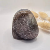 Druzy grijze agaat freeform staande edelsteen kristal, 290 g