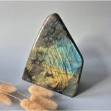 XXL Labradoriet freeform kristal van Moonlight Gemstones; intense flash en spirituele bescherming, 1800 g