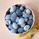 Blue lace agate palm stones, 3–5 cm, tumbled and polished in a pink bowl