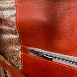 Gissy Kurk en Leer Handtas XL oranje leer met ritsvak en paisley binnenvoering