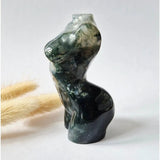 Mosagaat vrouwenbeeldje 8 cm, handgeslepen edelsteen sculptuur in groen-zwart marmerpatroon, Moonlight Gemstones