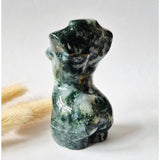 Mosagaat vrouwenbeeldje, handgeslepen edelsteen, 8 cm, groen met witte patronen