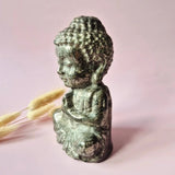 Pyriet Buddha beeld 15 cm (±1000 g); grijs met gouden pyrietglans