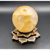 Houten bolhouder in lotusvorm met gele kristallen bol, Moonlight Gemstones