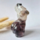 Mosagaat vrouwenbeeldje, 8 cm, handgeslepen edelsteen met paarse en witte banding