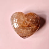 Hartvormige edelsteen Hematoïde Kwarts Fire Quartz, groot met warme roze‑oranje tinten