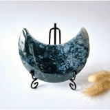 Edelsteen mosagaat maan op standaard, Moonlight Gemstones, drusy patroon, donker blauwgroen, 302g