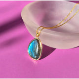 Goudkleurige ketting met 25 mm labradoriet hanger in goudkleurige zetting