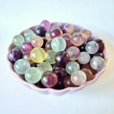 Edelsteen Mini Regenboog Fluoriet Bollen, Moonlight Gemstones, 1–2 cm, pastel kleuren in roze kom.