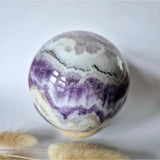 XL Dream Amethist Edelsteen Bol – Moonlight Gemstones, paarse amethistbol met witte banden, 90 mm