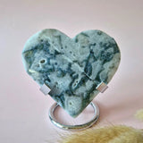 Edelsteen Druzy Mosagaat Hart op metalen standaard, blauw-groene aderen, 153 g