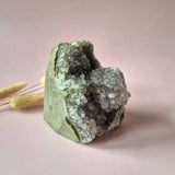 Edelsteen Amethist Geode met Calciet, 744 g; groene buitenkant en kristallen binnenkant