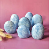 Edelsteen Celestien Freeform van Moonlight Gemstones, zeven zachtblauwe celestiet stenen.