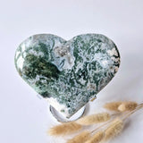 Grote druzy mosagaat hart op metalen standaard met groen-wit patroon, 446 g