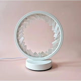 Moonlight Gemstones Seleniet ronde Edelsteenlamp; witte cirkelvormige lamp met kristallen binnenring en USB-aansluiting zichtbaar