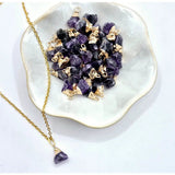 Moonlight Gemstones goudkleurige ketting met ruwe paarse Labradoriet hanger (1 cm)