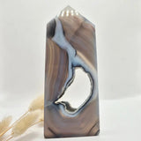 Grijze agaat toren met druzy opening, gepolijste edelsteen obelisk; Moonlight Gemstones, 246 g